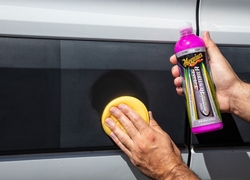 Meguiar's Hybrid Ceramic Trim Restorer - oživovač a keramická ochrana nelakovaných plastů, 473 ml