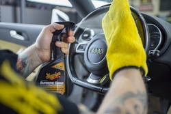 Meguiar's Detailing Mitt - extra hustá mikrovláknová rukavice nejen na interiér, 920 g/m2